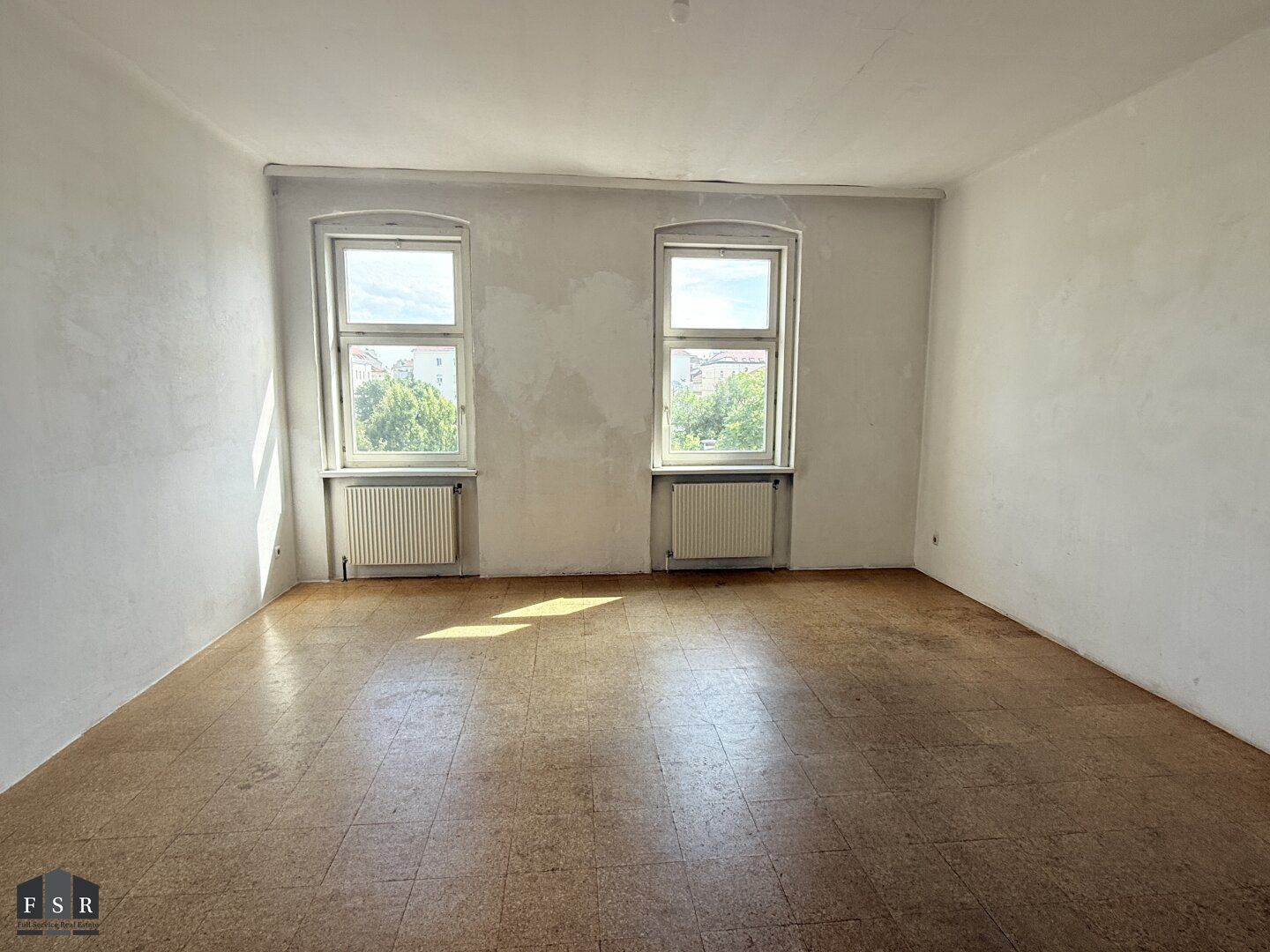 Lichtdurchflutete 4,5 Zimmer Wohnung - SANIERUNGSBEDÜRFTIG & BALKONANBAU möglich