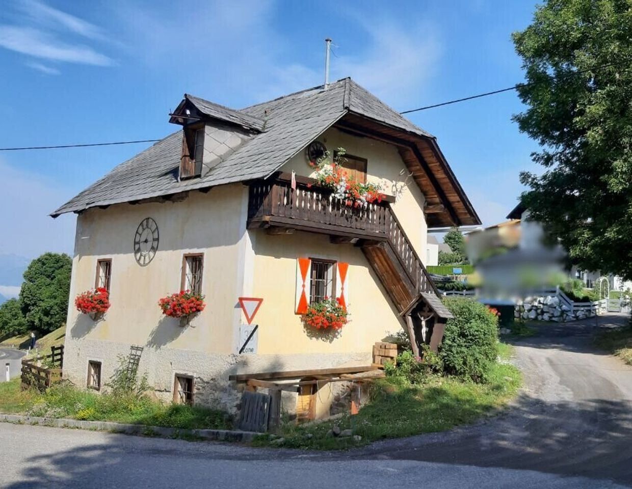 Einzigartige Möglichkeit. Charmantes kleines Haus mit viel Potential in guter Lage.
