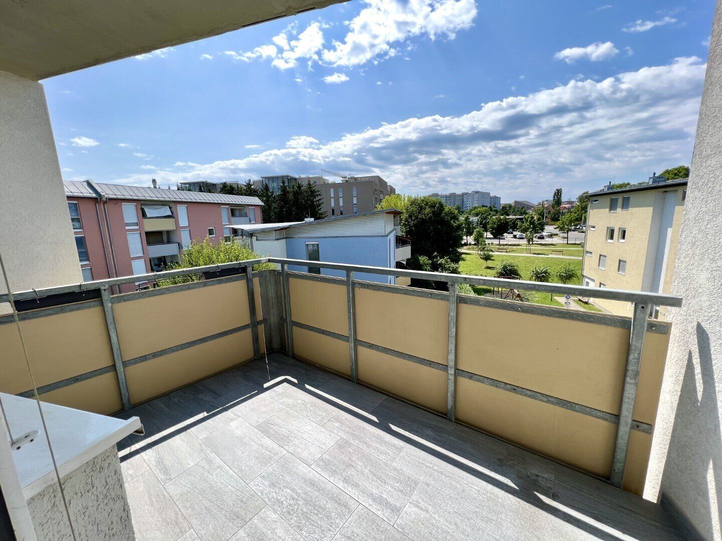 Gepflegte und lichtdurchflutete 2-Zimmer Wohnung im letzten Stock mit Balkon und Lift! Provisionsfrei