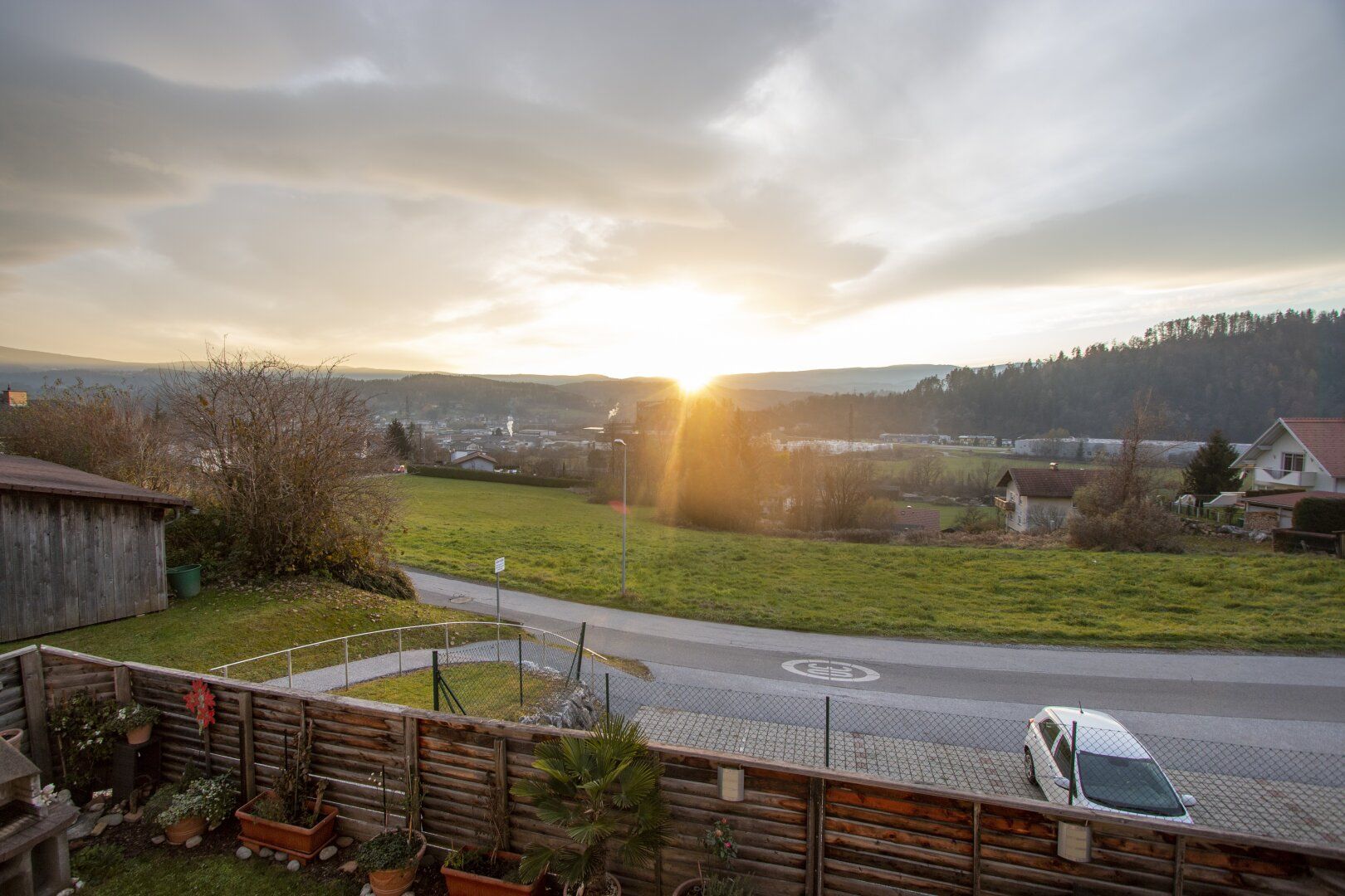 Ruhiger Jungfamilientraum mit kleinem Garten und Aussicht!