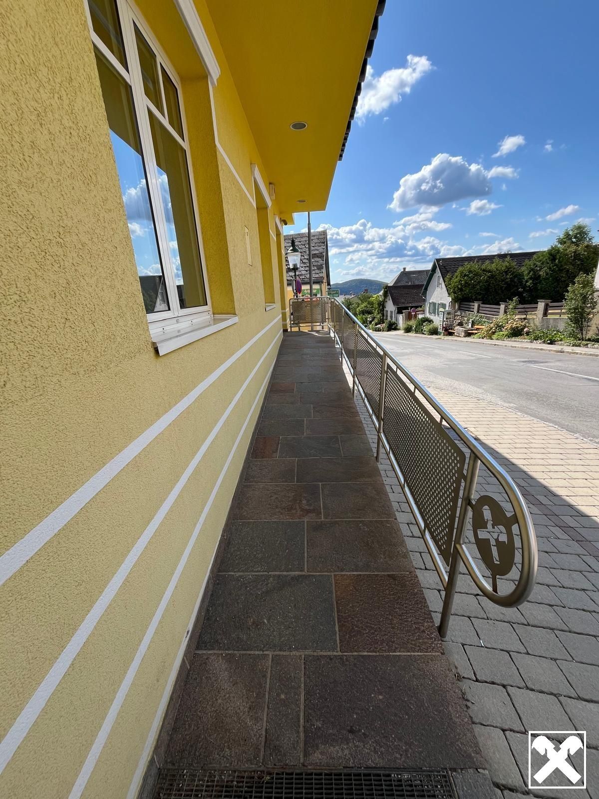 Bankfiliale an der Hohen Wand - Mehr