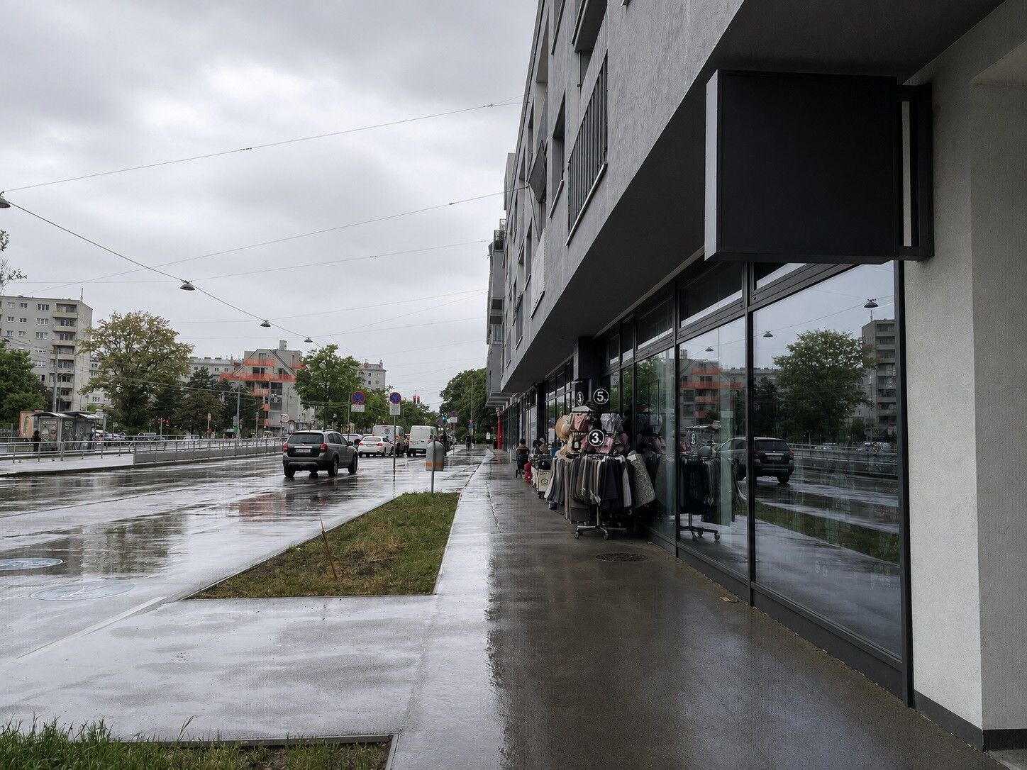 Prominente Gewerbefläche mit großer Glasfront verfügbar - Ansicht 4