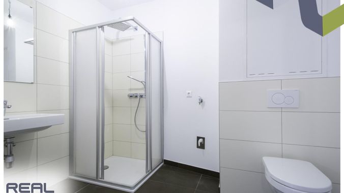Modernes Bad mit Walk-In Dusche