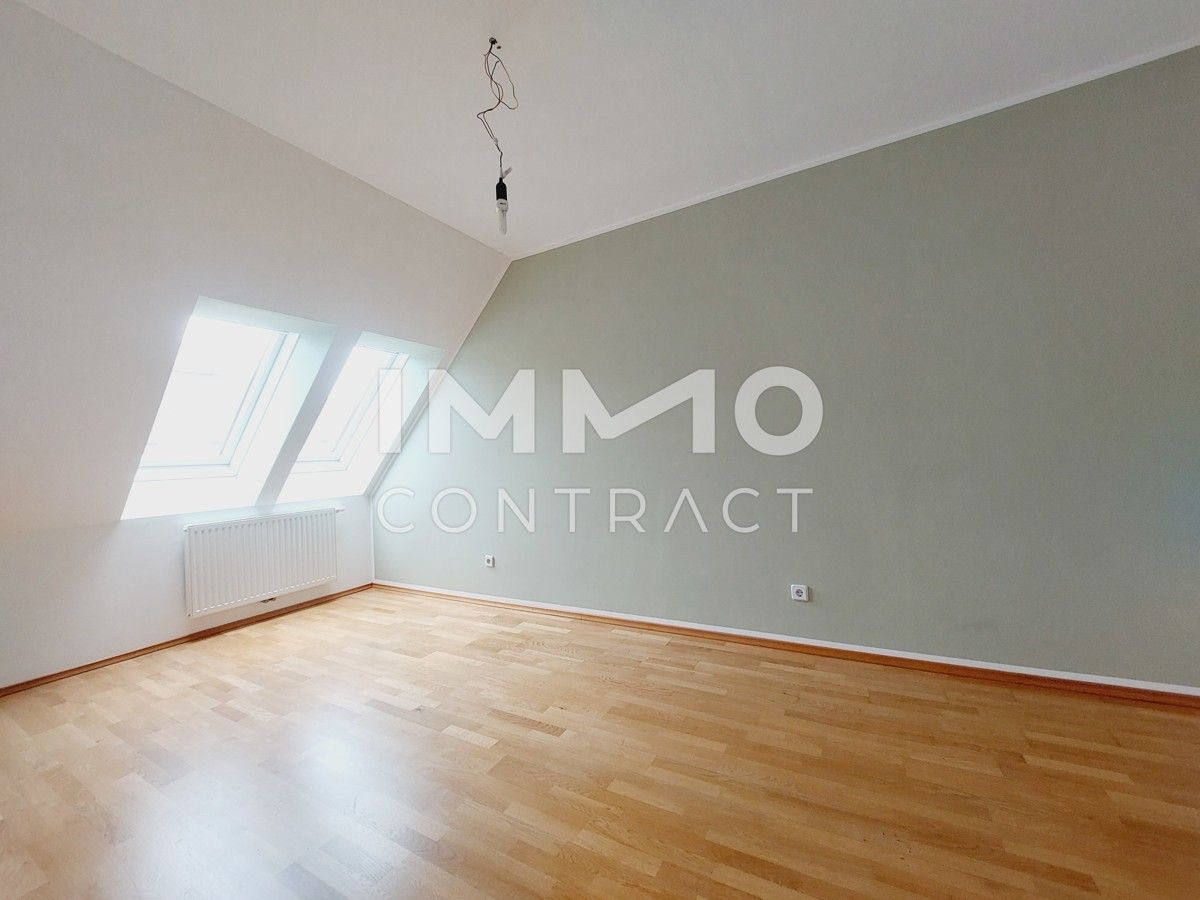 Lichtdurchflutete DG-Wohnung mit 2 Zimmern in Hernals