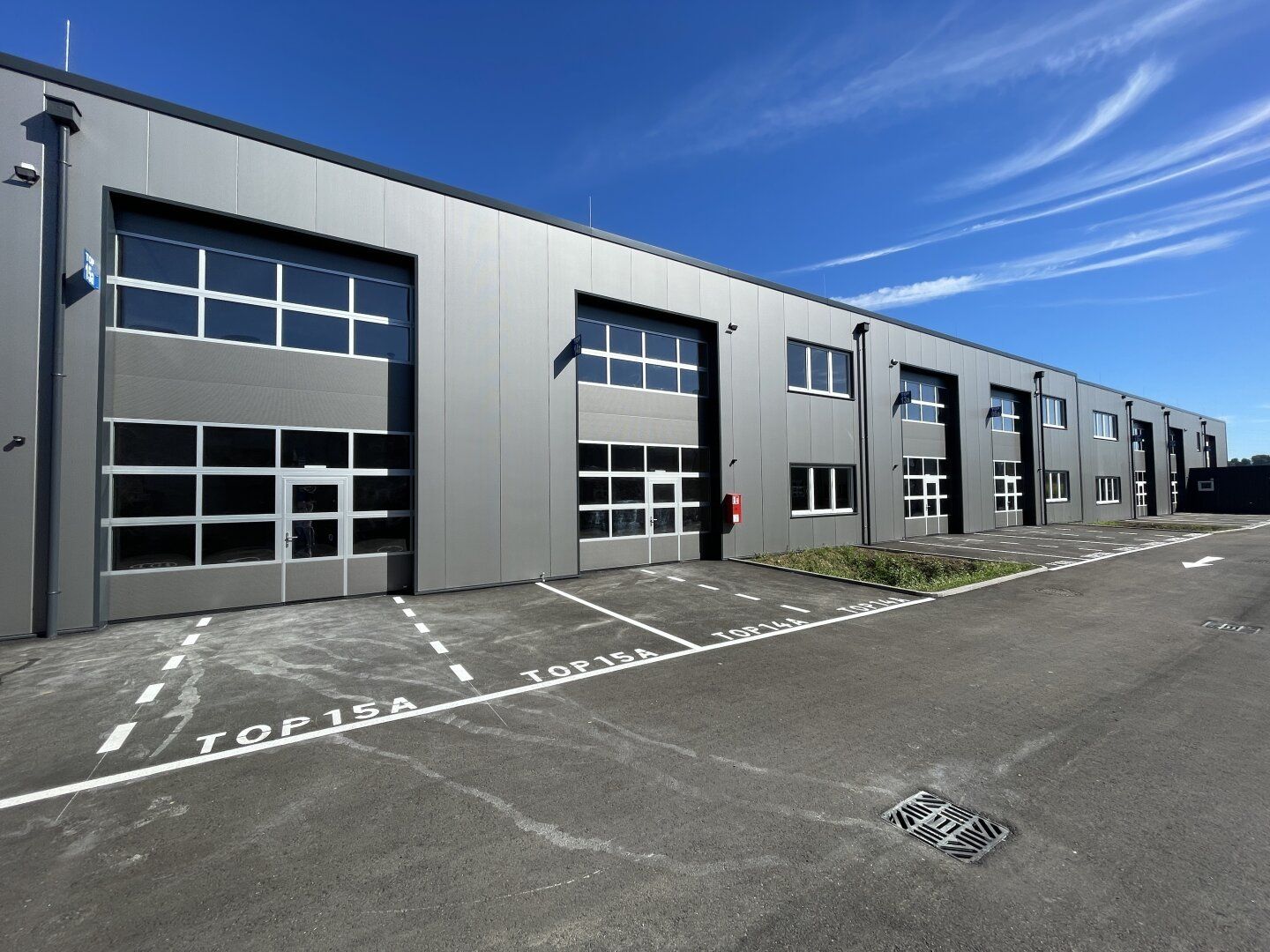 KURZZEITMIETE MÖGLICH! Betriebs-/ Produktions- oder Lagerhalle mit ca. 119 m² Fläche im Business Park Regau , 1A-Lage, Nähe A1 Westautobahn - SOFORTBEZUG (Top 15a) - Ansicht 3
