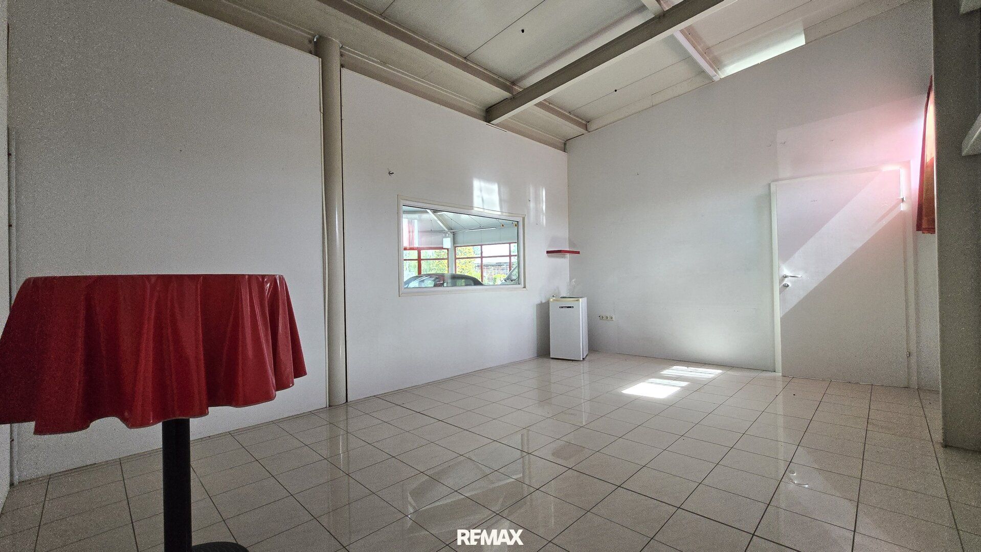 Flexible Gewerbefläche in Spielfeld - 330 m² Halle, 700 m² Freifläche, teilbar und bestens sichtbar - Mehr