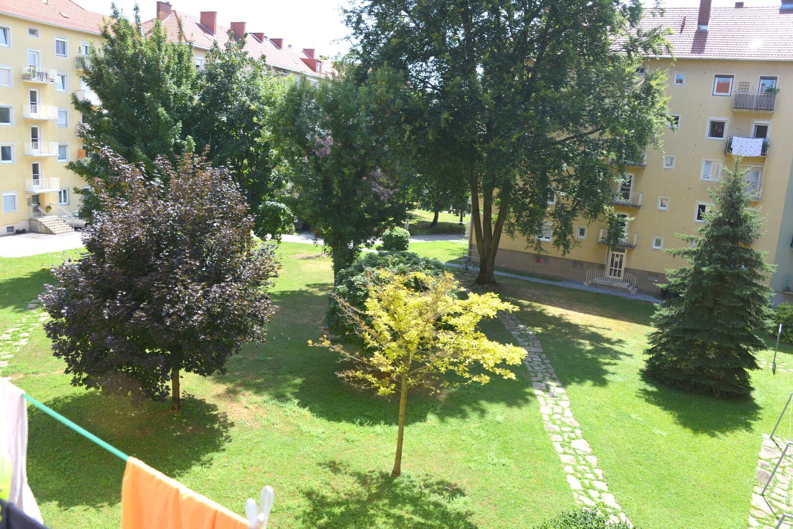 Attraktive 2-Zimmer-Wohnung mit Balkon in der Körösistraße - ca. 50,32 m² - teilmöbliert - Allgemeingarten