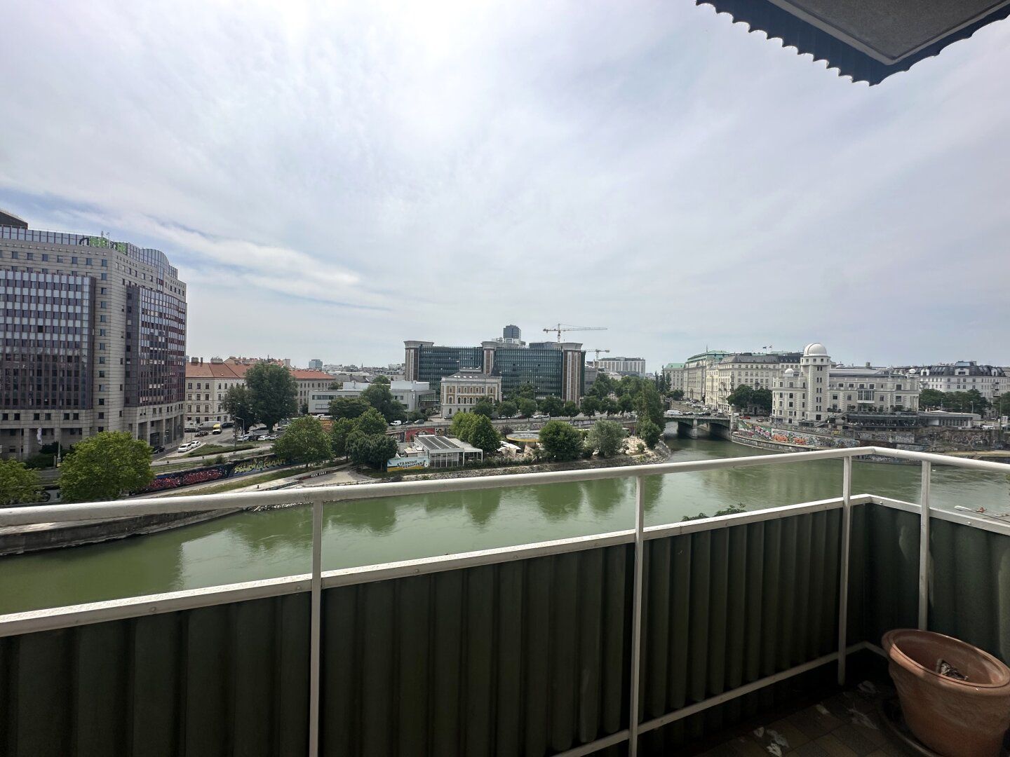 3-Zimmer-Wohnung mit Potenzial in Toplage beim Donaukanal mit Innenstadtblick - Nähe Urania!