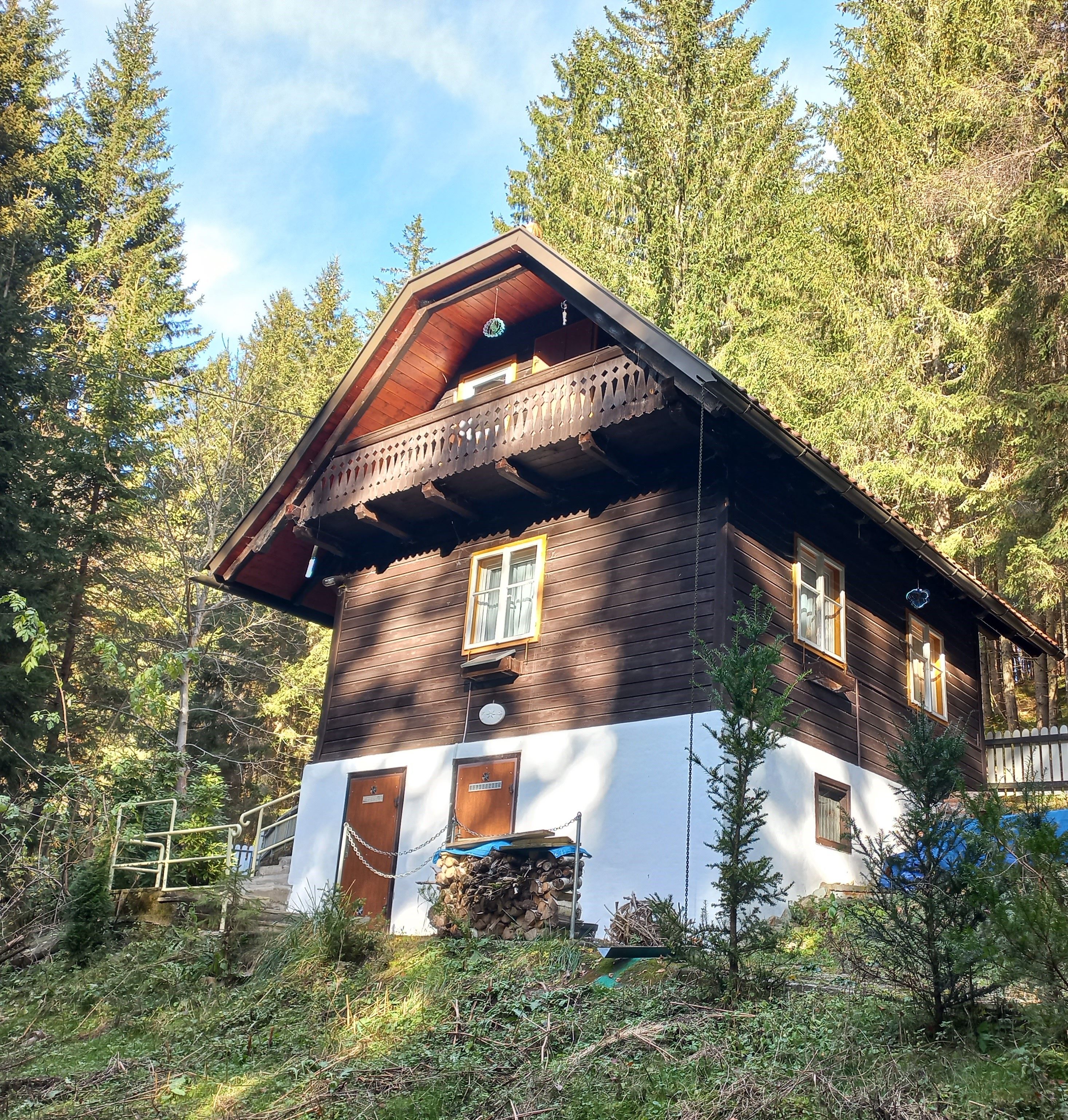 Haus in Alleinlage neben Bach am Berg