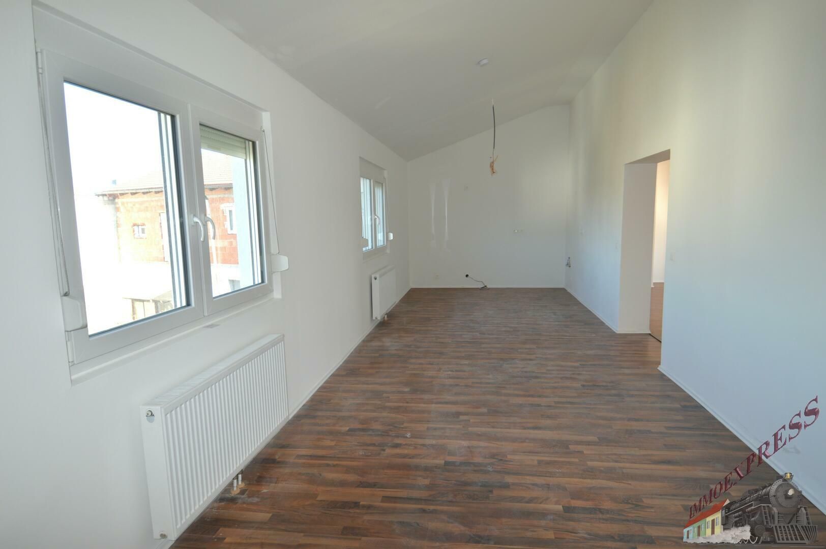 Sanierte 3- Zimmerwohnung mit Parkplatz
