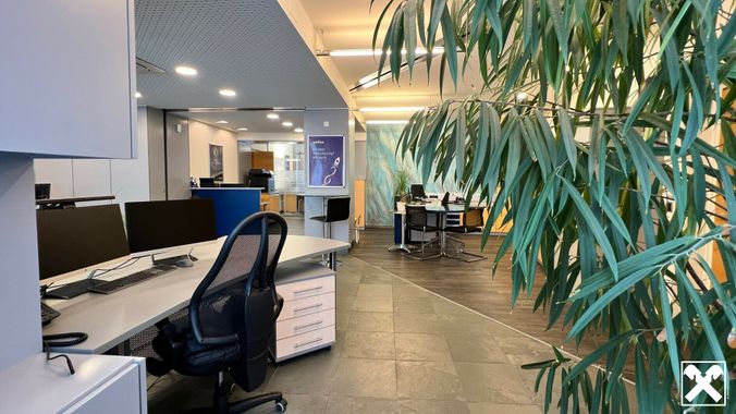 Hauptbüro mit vier Arbeitsplätzen
