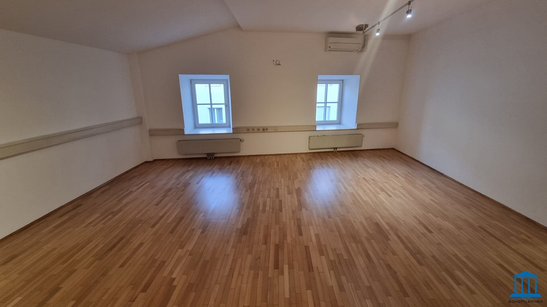 NEU ausgemalte, klimatisierte Mietwohnung im Zentrum mit Parkplatz-Option