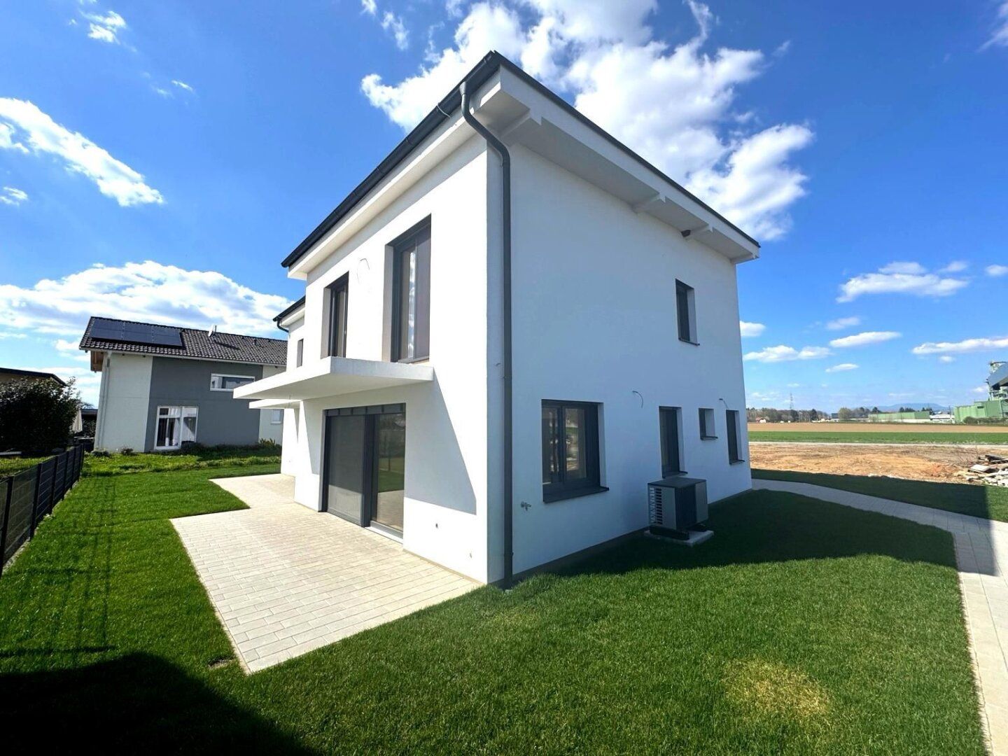 Sonnige Doppelhaushälfte mit Doppelcarport, Kellerersatzraum und großer Südterrasse!