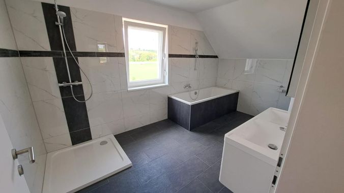 geräumiges Bad mit Wanne und Dusche, Doppelwaschbe
