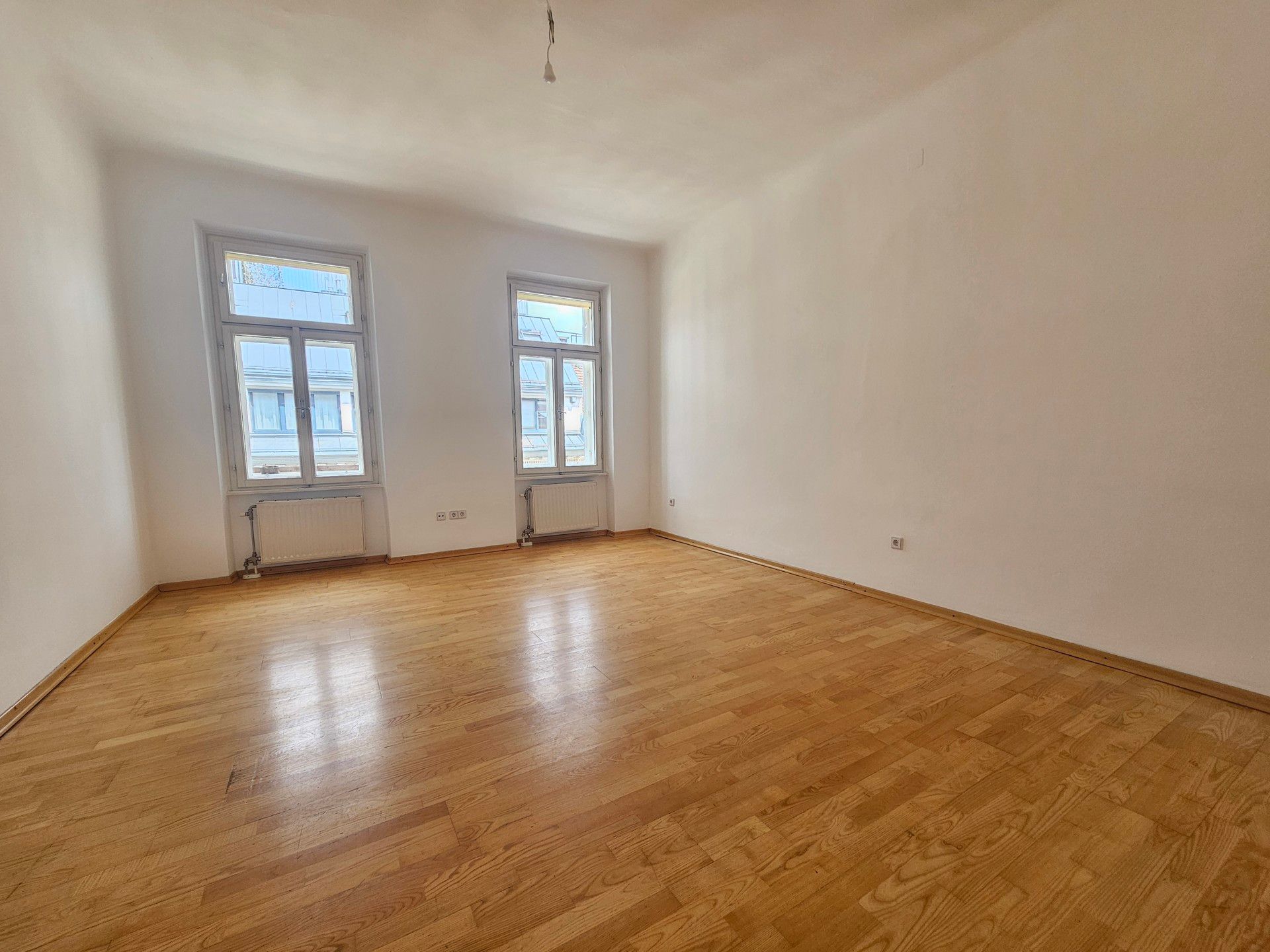 Altbaucharme mit zeitloser Eleganz! NEU SANIERT!