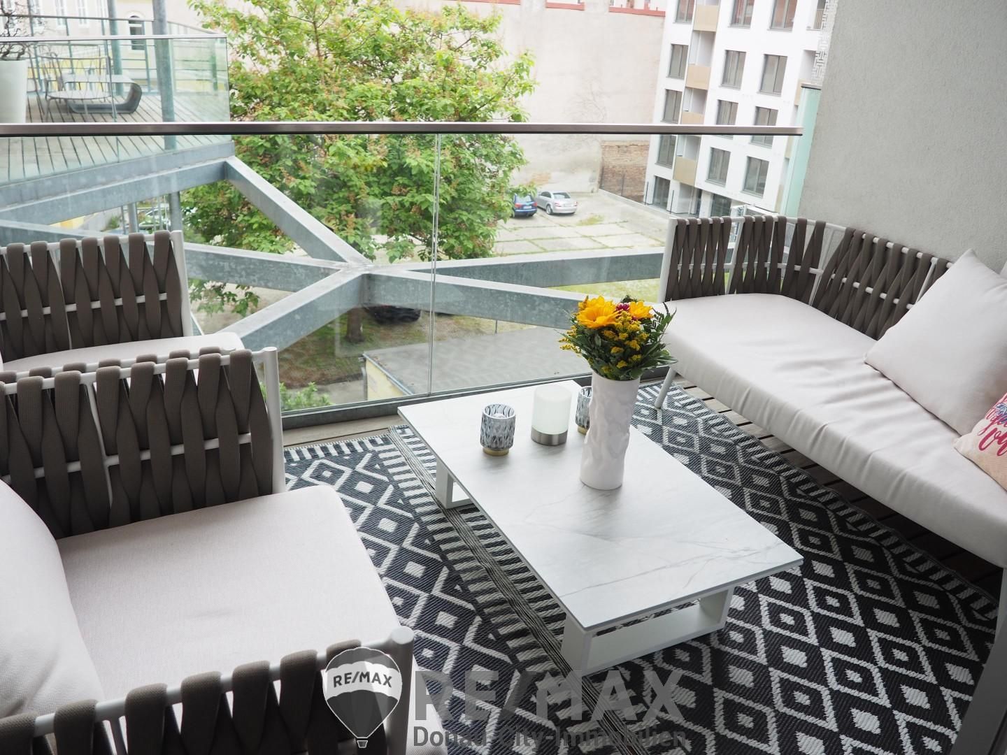 2-Zimmer mit Loggia| sanierter Altbau!