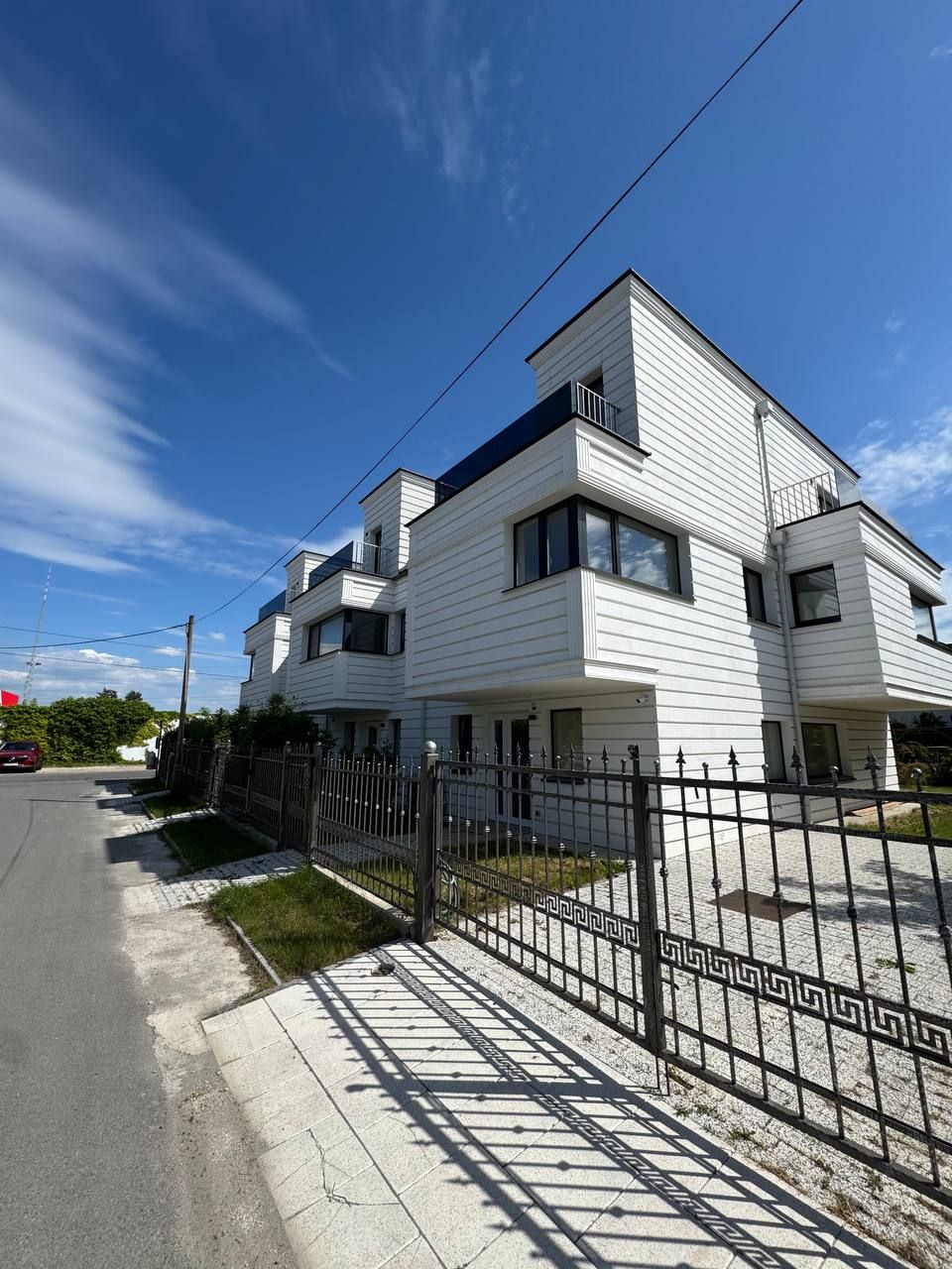 Modernes Reihenhaus mit 3 Etagen, Balkon und Einbauküche - wählen Sie eines von drei Häusern
