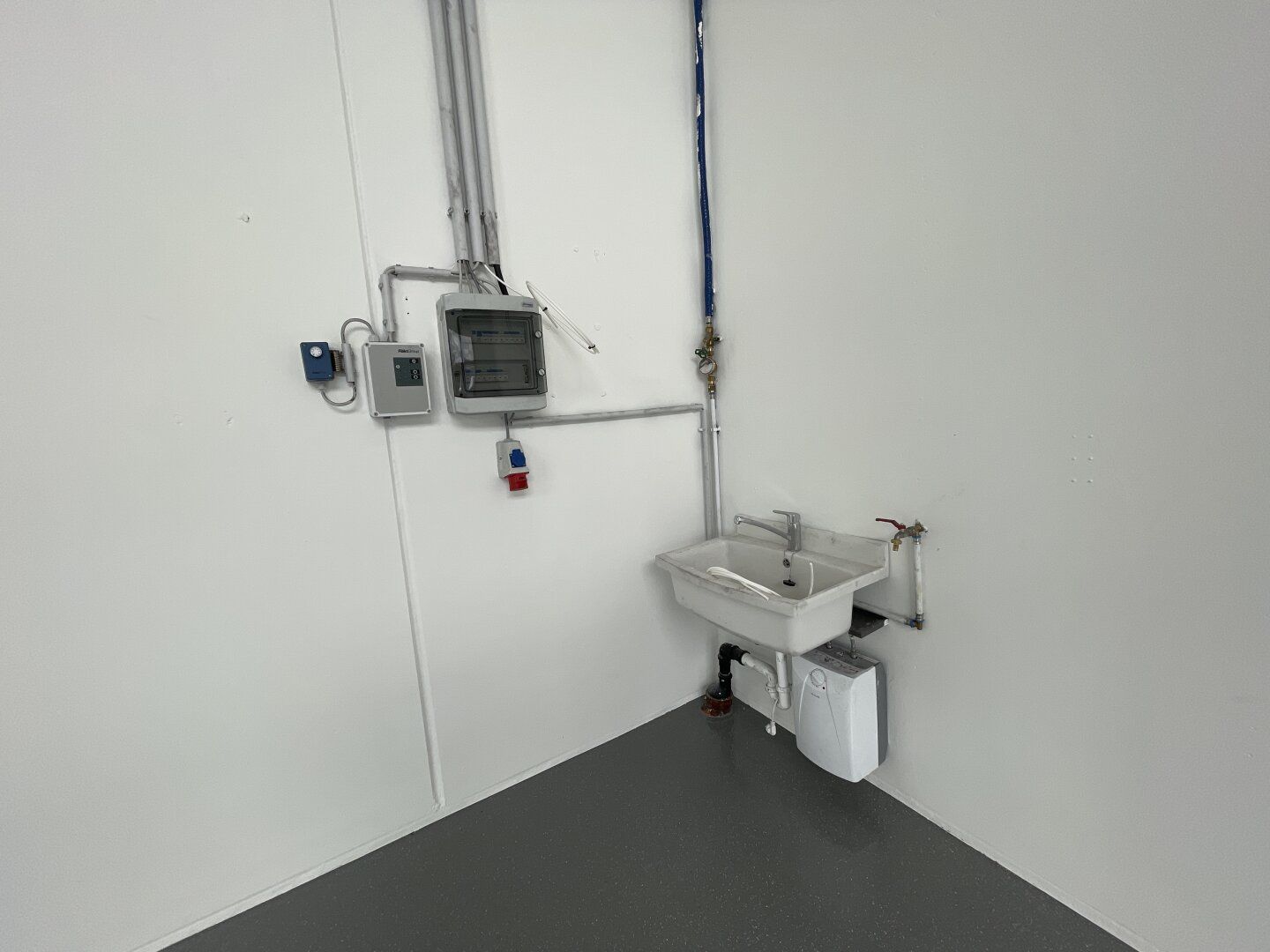KURZZEITMIETE MÖGLICH! Betriebs-/ Produktions- oder Lagerhalle mit ca. 119 m² Fläche im Business Park Regau , 1A-Lage, Nähe A1 Westautobahn - SOFORTBEZUG (Top 15a) - Ansicht 2