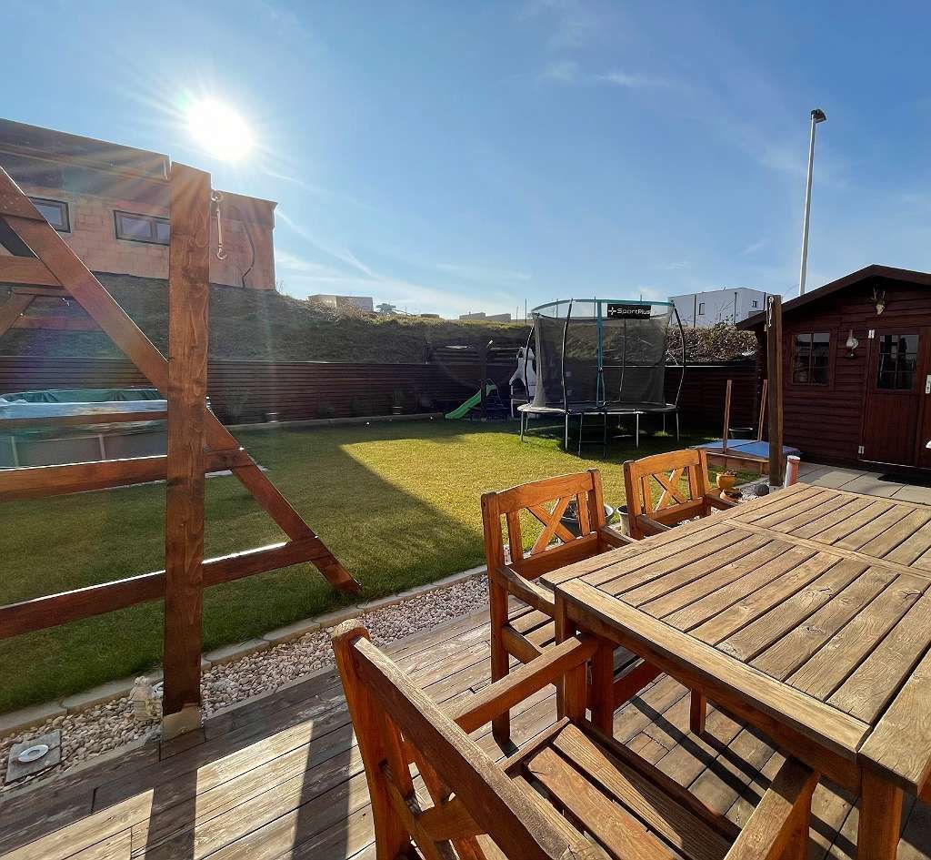 Neuer Preis! Geräumige Doppelhaushälfte in familienfreundlicher Lage 5 Zimmer, Garten & Pool