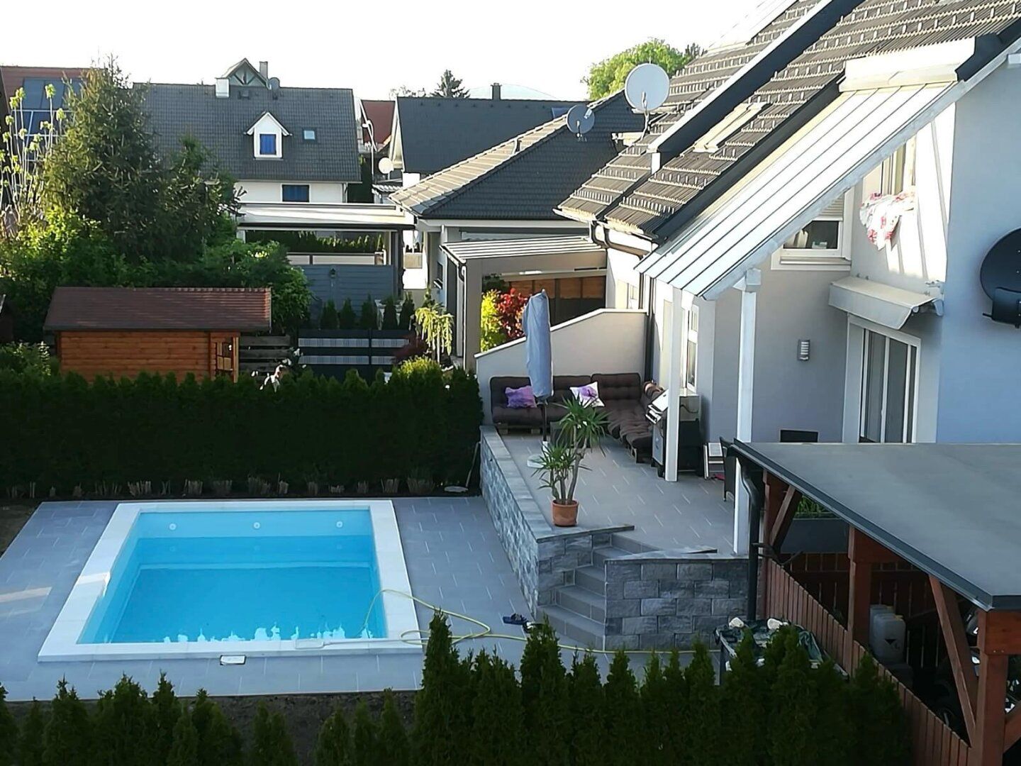 Wunderschöne Doppelhaushälfte mit Pool und Keller