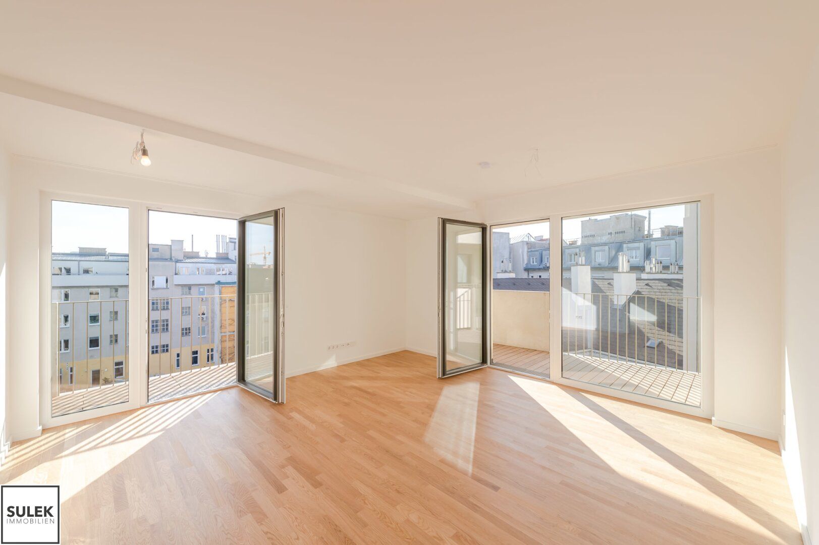 2 Zimmer Zweibezug-wohnung mit großer Freifläche in bester Lage - ab 1.05.25