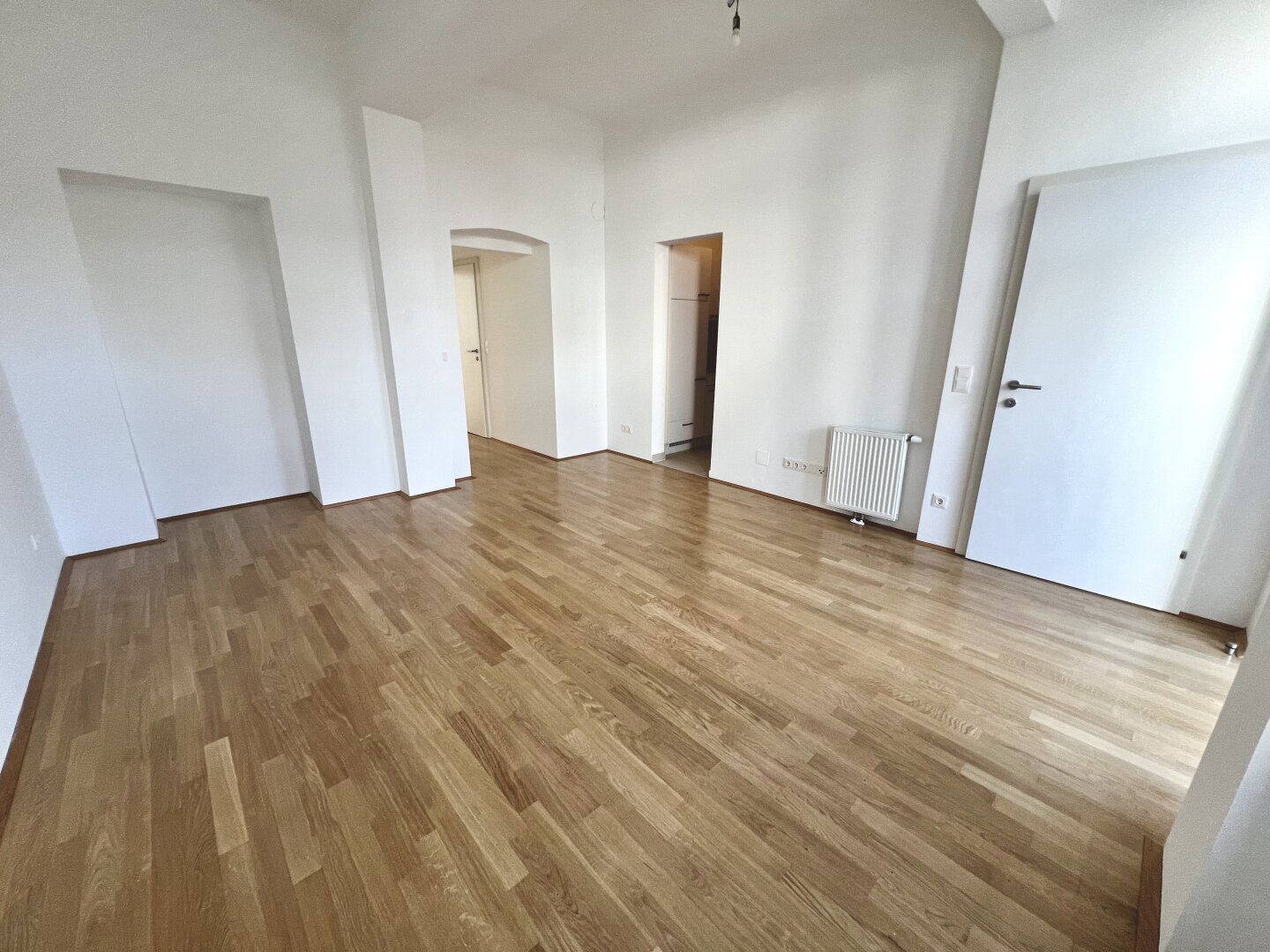 Modernisierte 58m² Wohnung mit Balkon: 3-Zimmer, Einbauküche in zentraler Lage für 279.000€