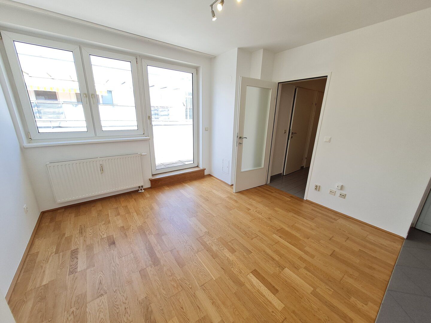 TOLLE KLEINE 2 ZIMMER DACHWOHNUNG mit TERRASSE!