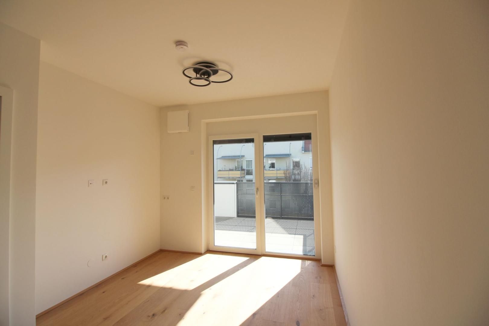 TOP AUSGESTATTETE 2-ZIMMER-WOHNUNG MIT GROSSEM BALKON UND TIEFGARAGE - ERSTBEZUG!
