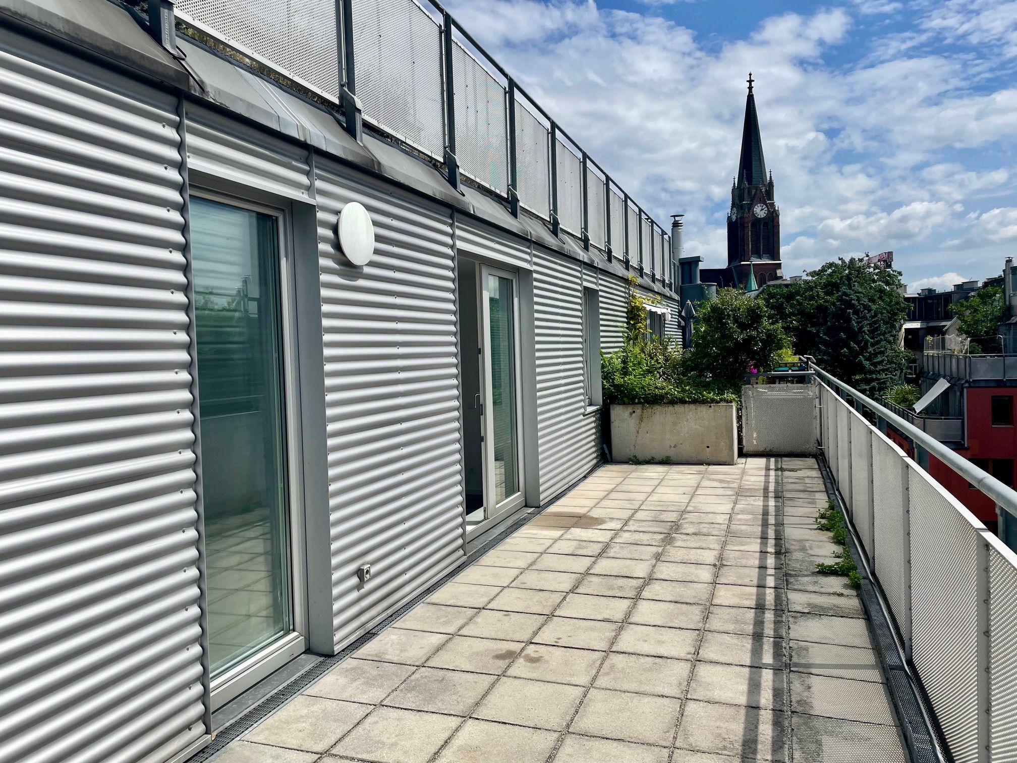 Ruhige Dachterrassenwohnung für Singles
