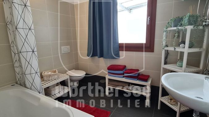 Badezimmer mit Wanne und Westfenster
