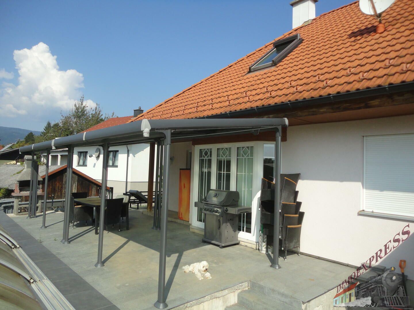 Tolles Einfamilienhaus mit großem Pool (8x4m), ausbaubarem Dachgeschoß und Doppelgarage wartet auf Sie!