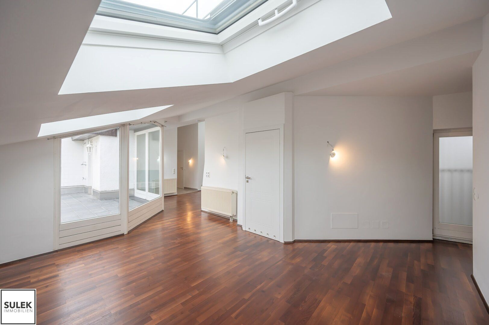 3 Zimmer-DG-Wohnung mit 2 hofseitigen Terrassen nahe Oper