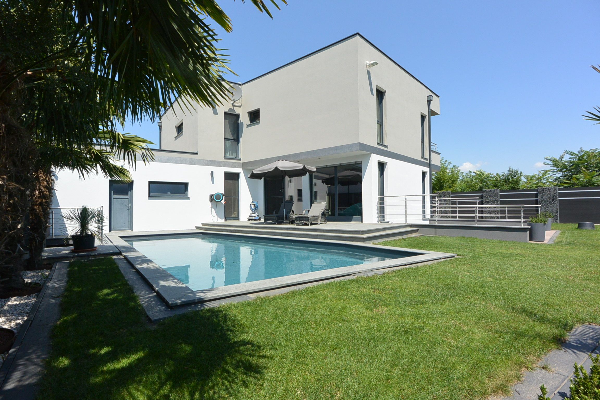 Luxusvilla mit Poolparadies und Business-Option - Exklusives Wohnen auf 350 m² im Grünen!