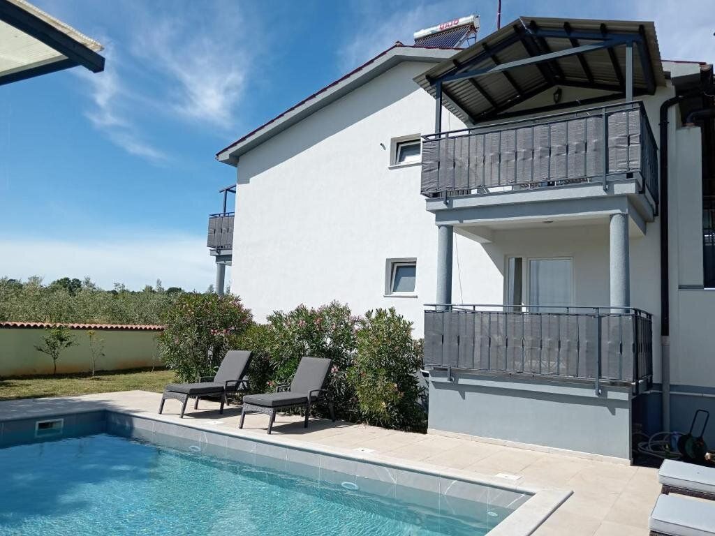 Traum-Apartmenthaus in Pula: 19 Zimmer, Pool, Garten & 8 Terrassen - Erstbezug! - Ansicht 2