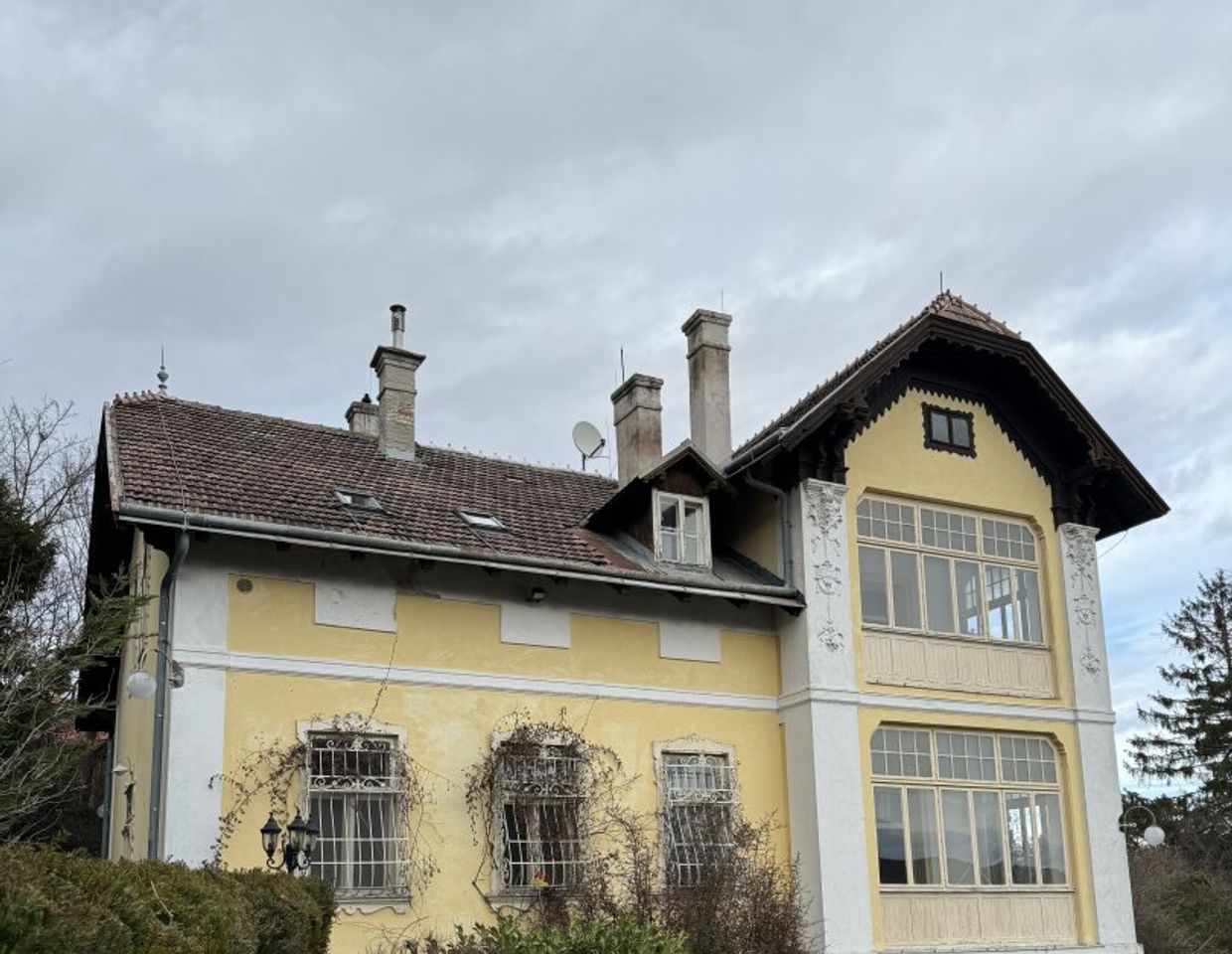 Lage Lage Lage! Einzigartige Villa in idyllischer Lage - Perfektes Renovierungsprojekt in Hinterbrühl!