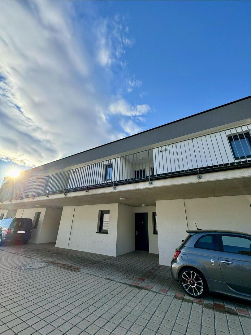 Luxus Wohnung mit Balkon, Reihenhaus-Style