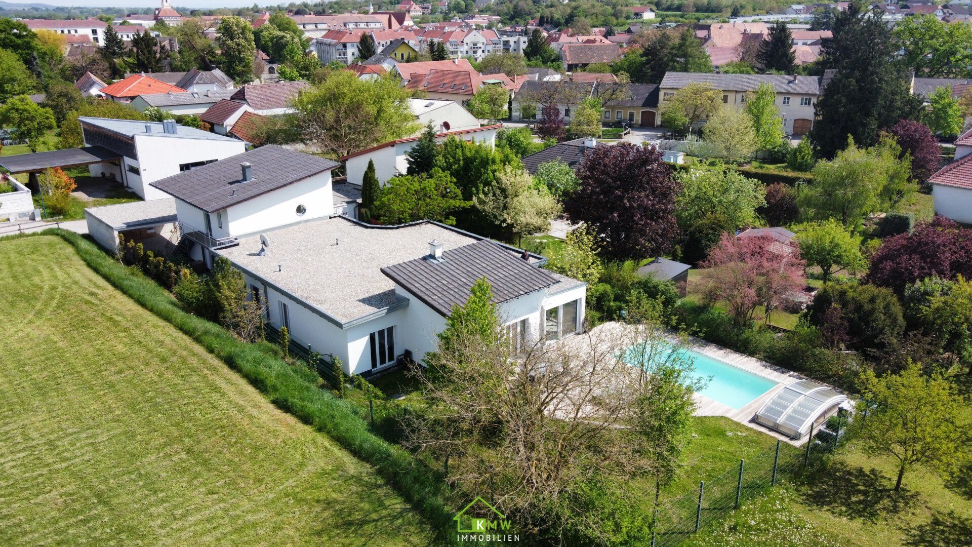 Exklusive Immobilie im italienischen Stil: Traumhafter Bungalow mit Pool in ruhiger Sackgassenlage
