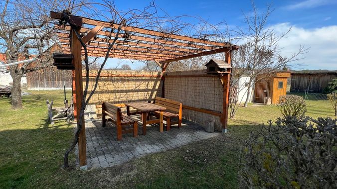 Gartenlaube mit Weinreben