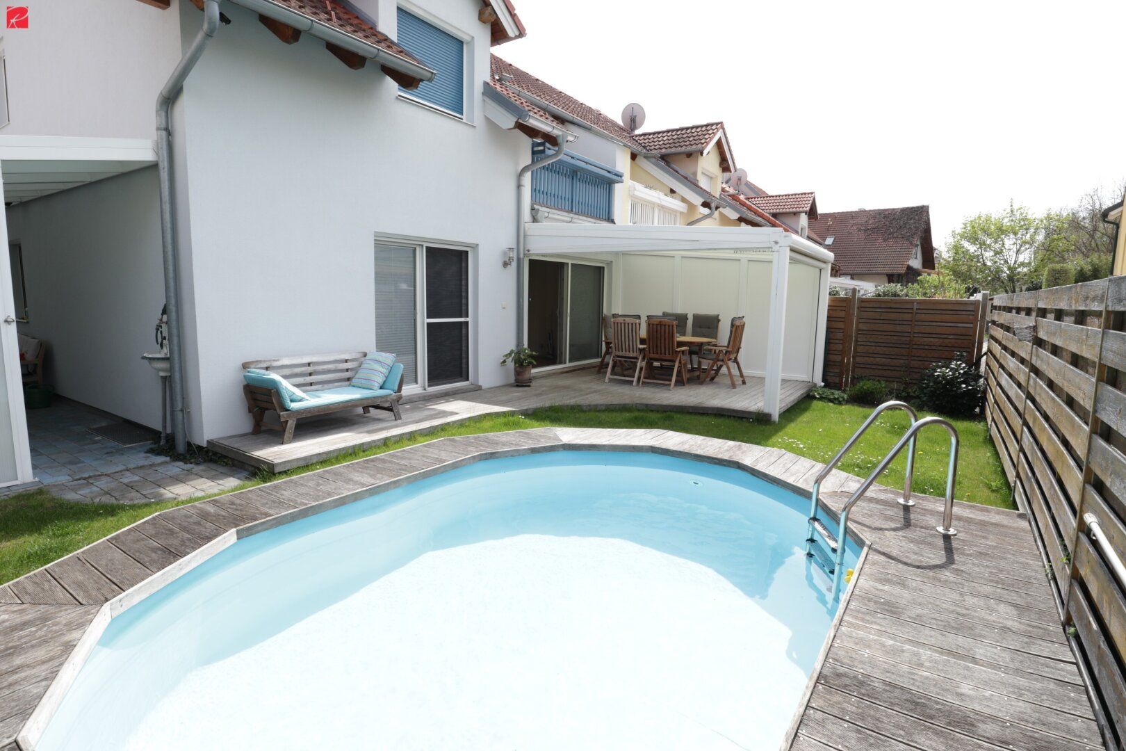 Moderne Wohnoase mit Pool in sonniger Lage!