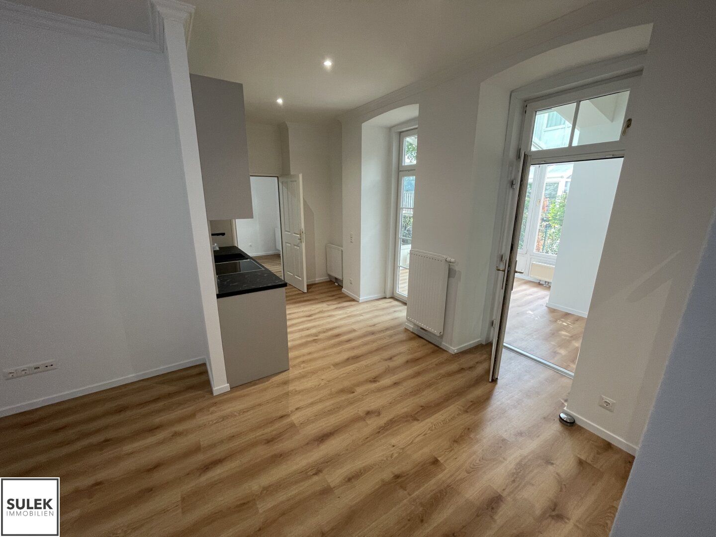 Alles NEU! Erstbezug nach Sanierung: Charmante Drei-Zimmer Gartenwohnung mit Wohn- Wintergarten in grüner Lage bei Ober St. Veit