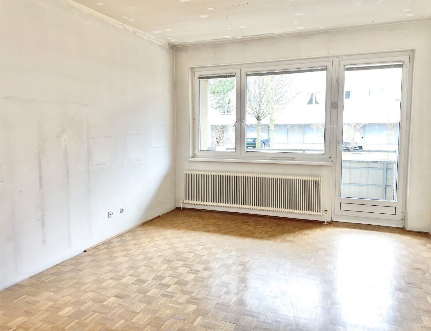 PROVISIONSFREI VOM EIGENTÜMER! UNSANIERTE GUT AUFGETEILTE 4-ZIMMER-WOHNUNG MIT LOGGIA!