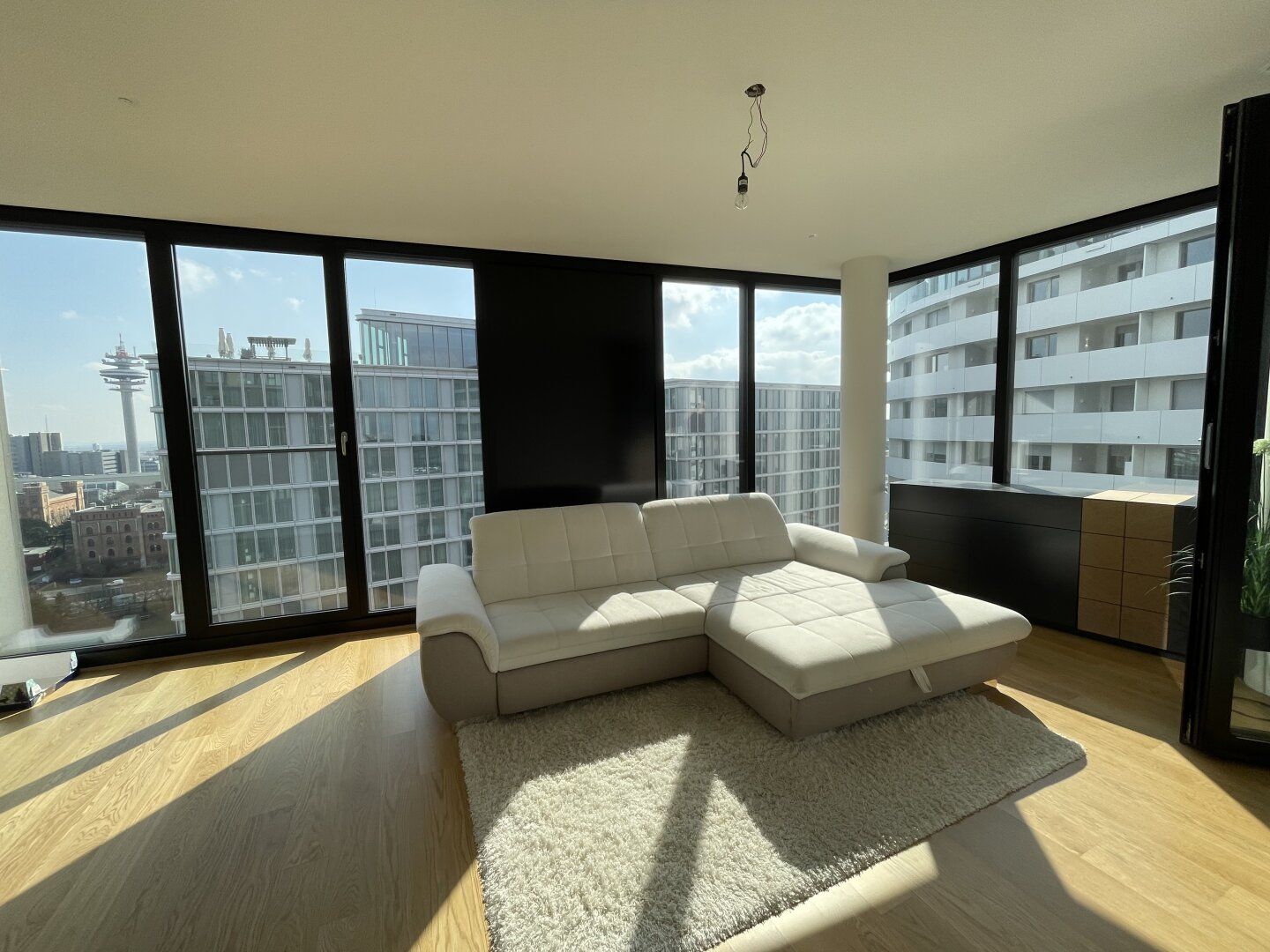 Belvedere: UNBEFRISTETE 2 Zimmer Neubau mit Freifläche ab AUGUST