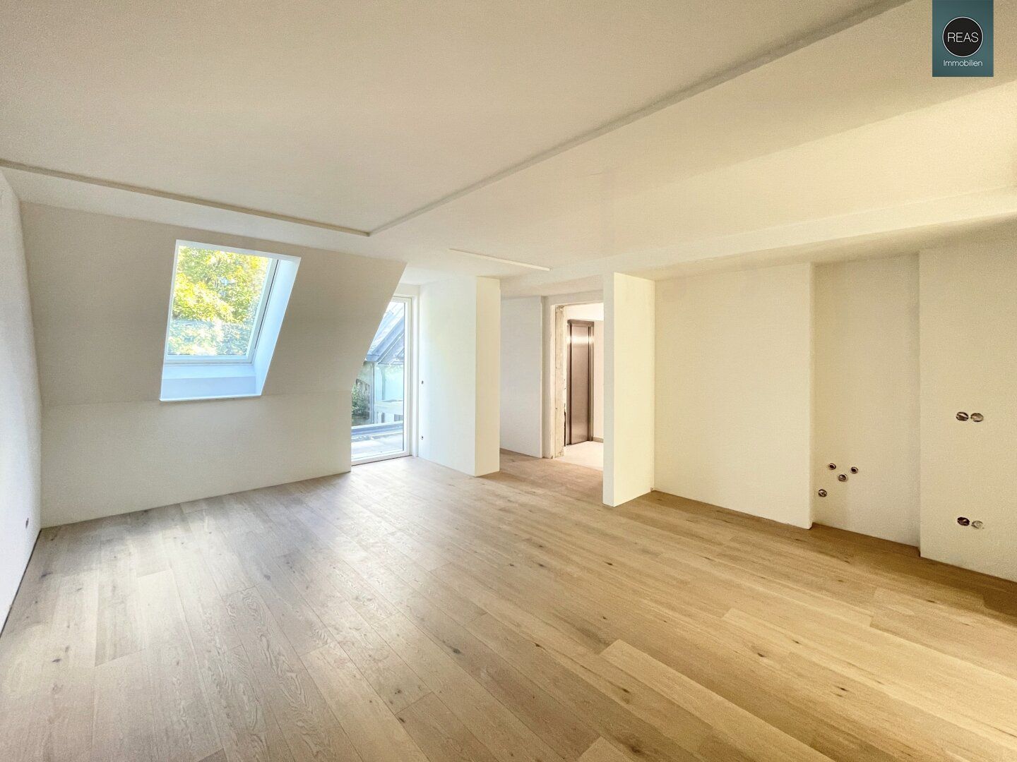 Erstbezug: Hochwertig ausgestattetes Smart - Home - Dachgeschoss - Apartment (klimatisiert) mit Grünblick - Balkon im trendigen Ottakring!