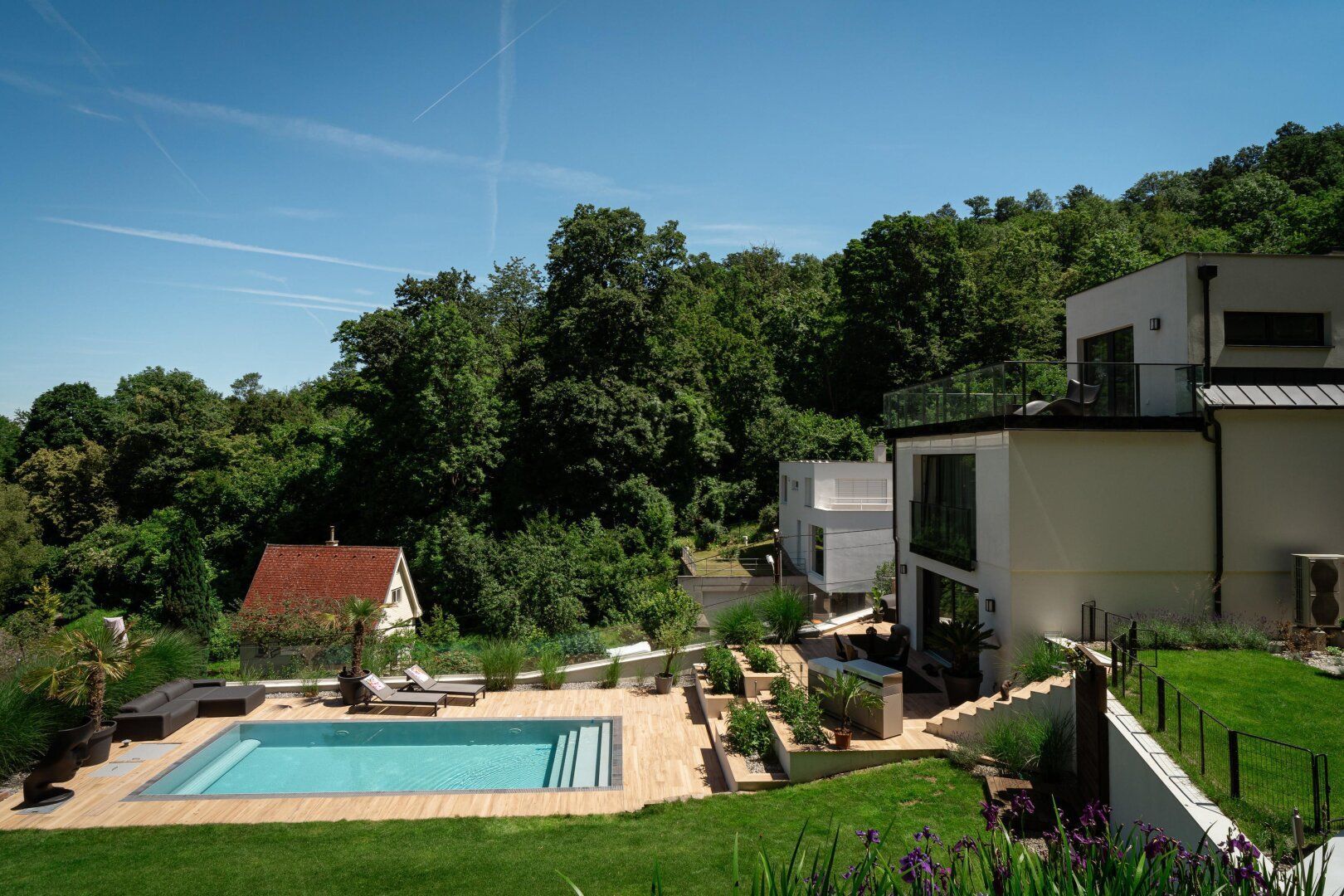 Elevated Living: VILLA MIT SALZWASSERPOOL, AUFZUG & HERRLICHEM AUSBLICK