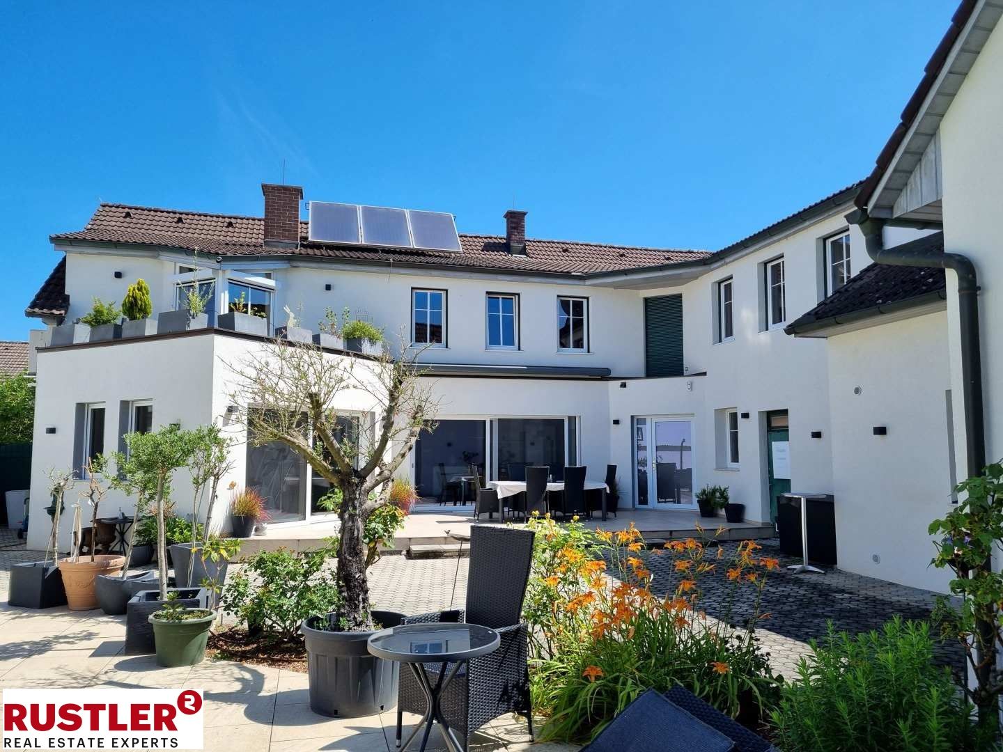 Großzügiges Einfamilienhaus mit separater Wohneinheit & Pool