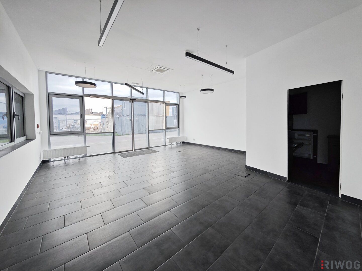 Produktionshalle mit ca. 800m² inkl. modernem Büro || Parkplätze || 3 Sektionaltore - Ansicht 5