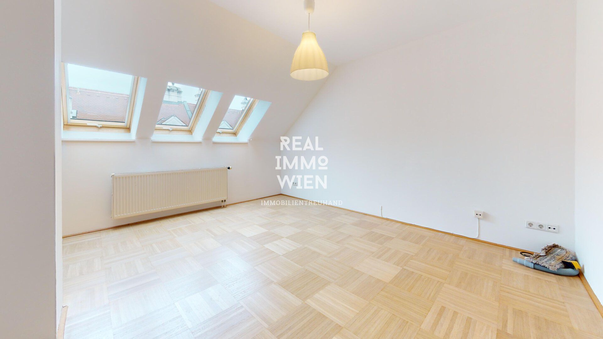 Renovierte und helle 2 Zimmer Dachgeschosswohnung zu vermieten!