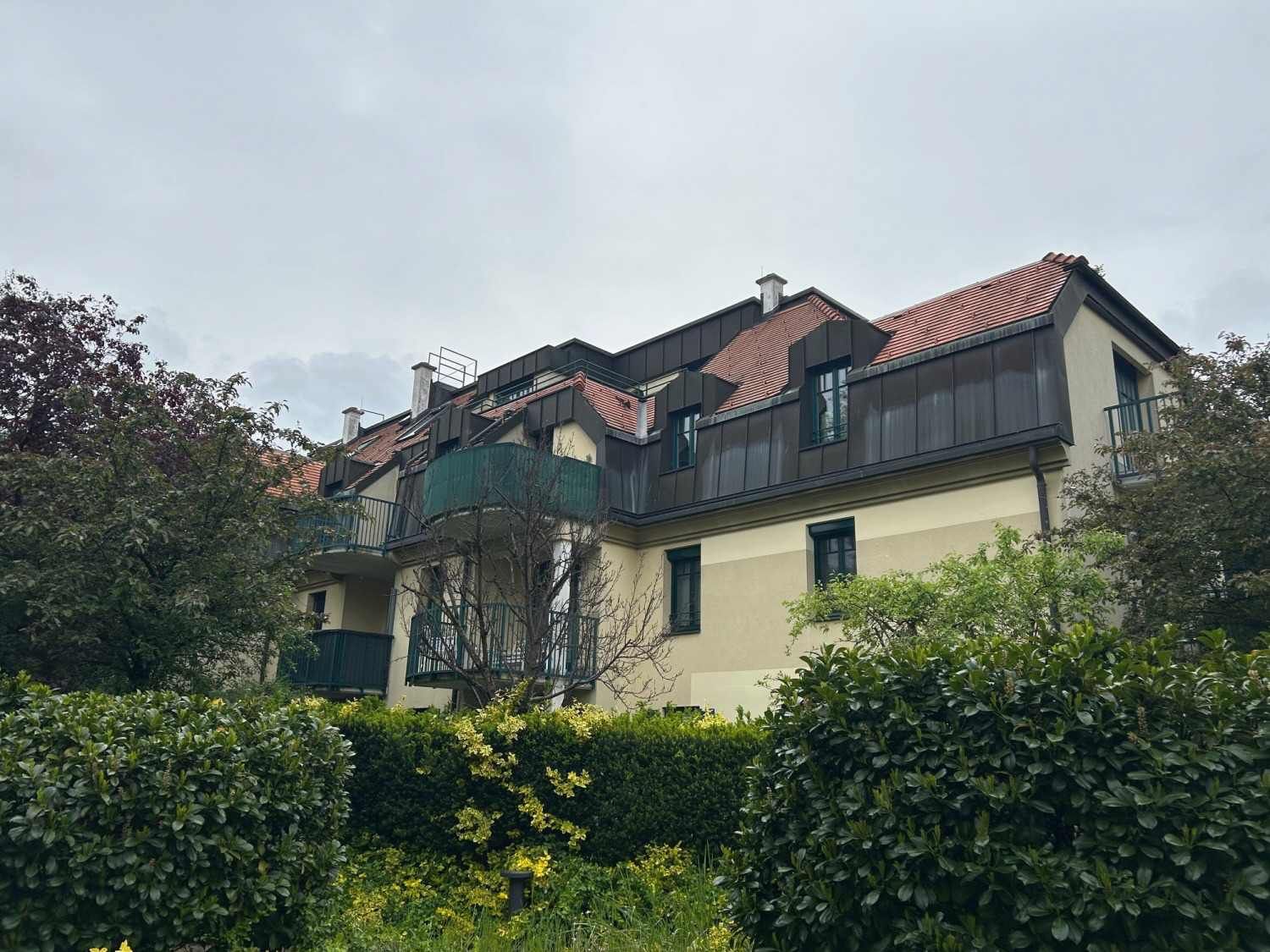 In einer gepflegten Wohnanlage kommt diese Gartenwohnung mit 2 Zimmern und Terrasse in der Grinzinge
