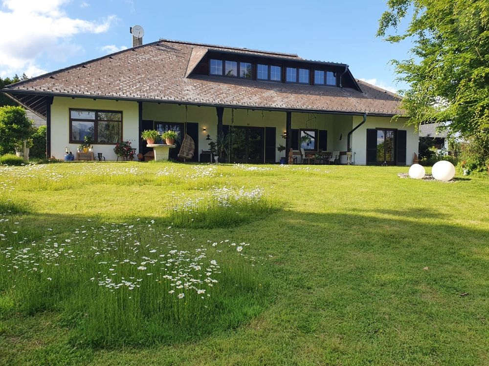 Gepflegte Landhausvilla mit großer Garage und sonnigen Grundstück mit Panoramablick!