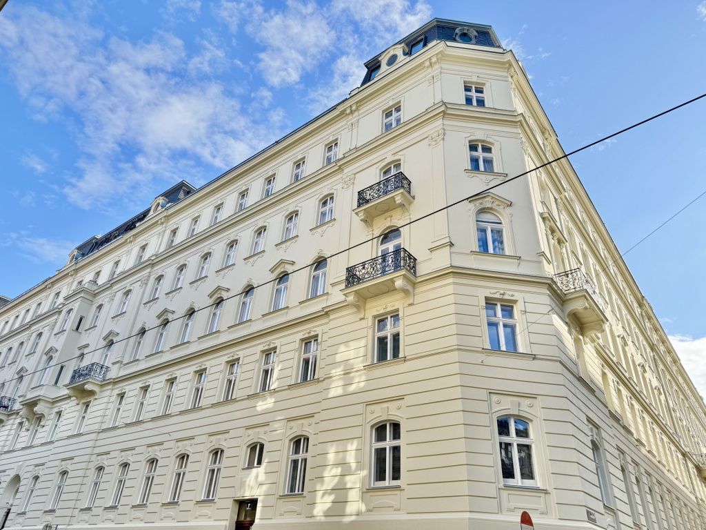 UNBEFRISTET | TRAUMHAFTE ALTBAU-WOHNUNG MIT WINTERGARTEN | TOPLAGE IN U-BAHN-NÄHE